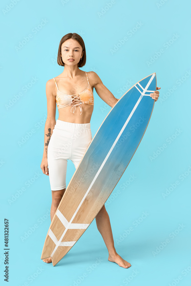 美丽的年轻女子，彩色背景冲浪板