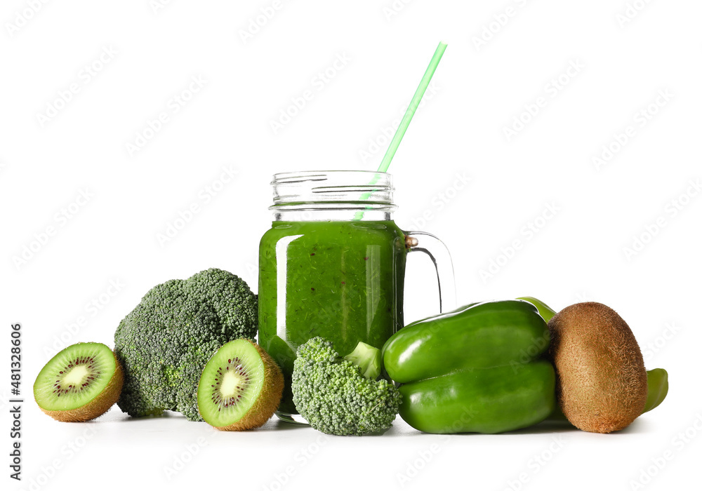 梅森罐健康绿色果汁和白底新鲜食材