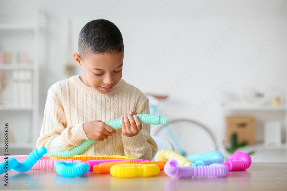 非洲裔美国小男孩在家玩Pop Tube
