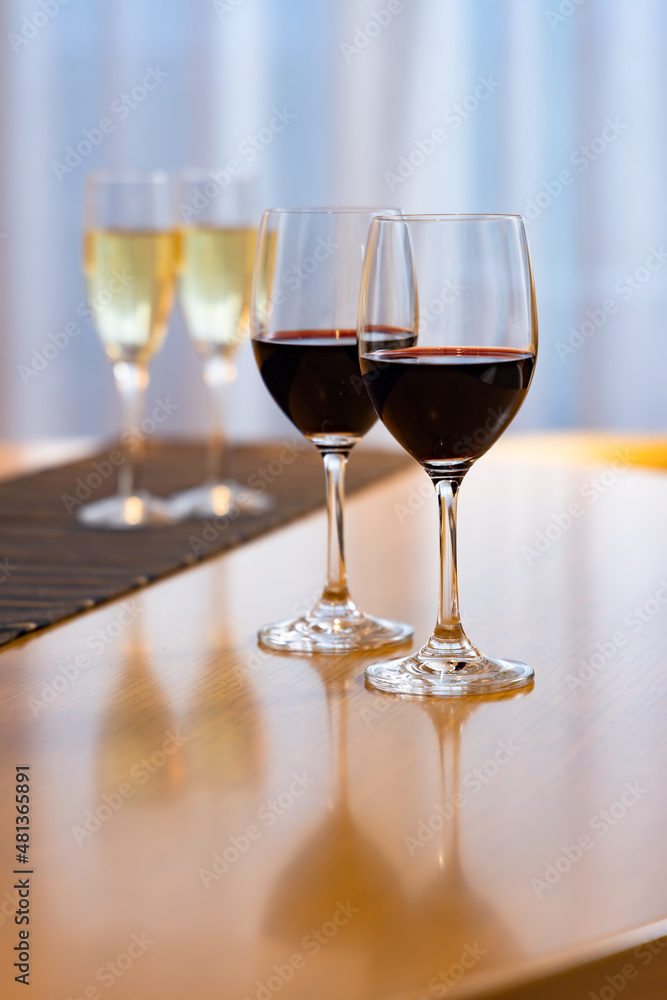 綺麗なテーブルと美味しそうなワイン