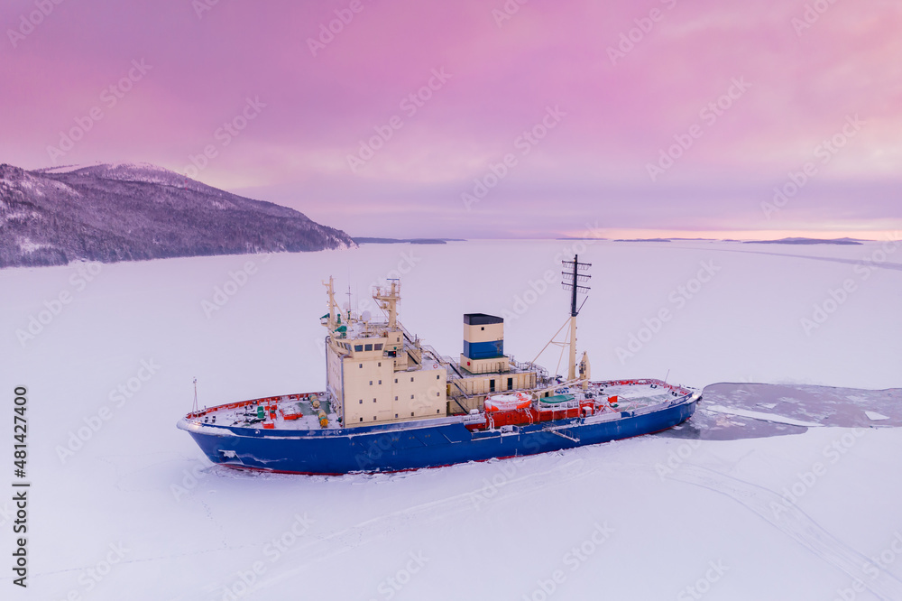 北极破冰船，日落背景
