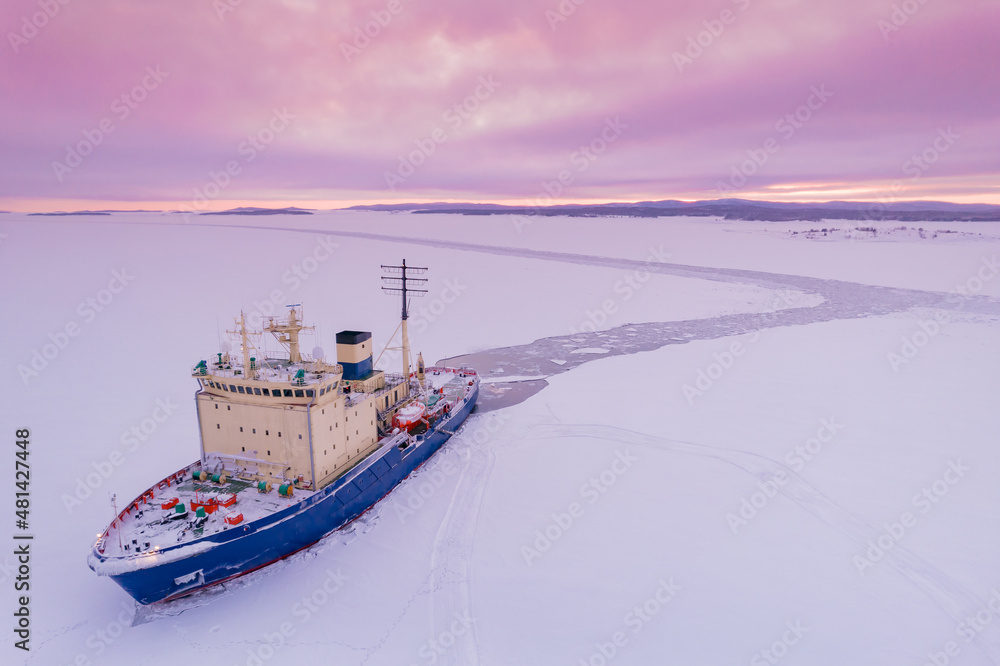 北极破冰船，日落背景