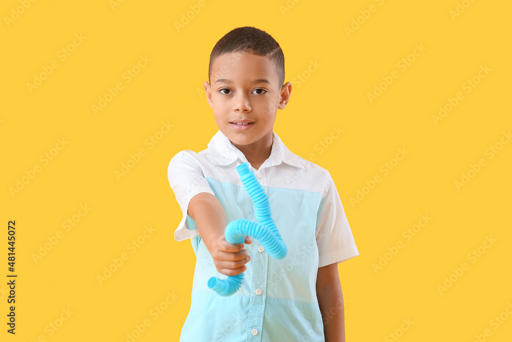 黄色背景蓝色流行管的非洲裔美国小男孩
