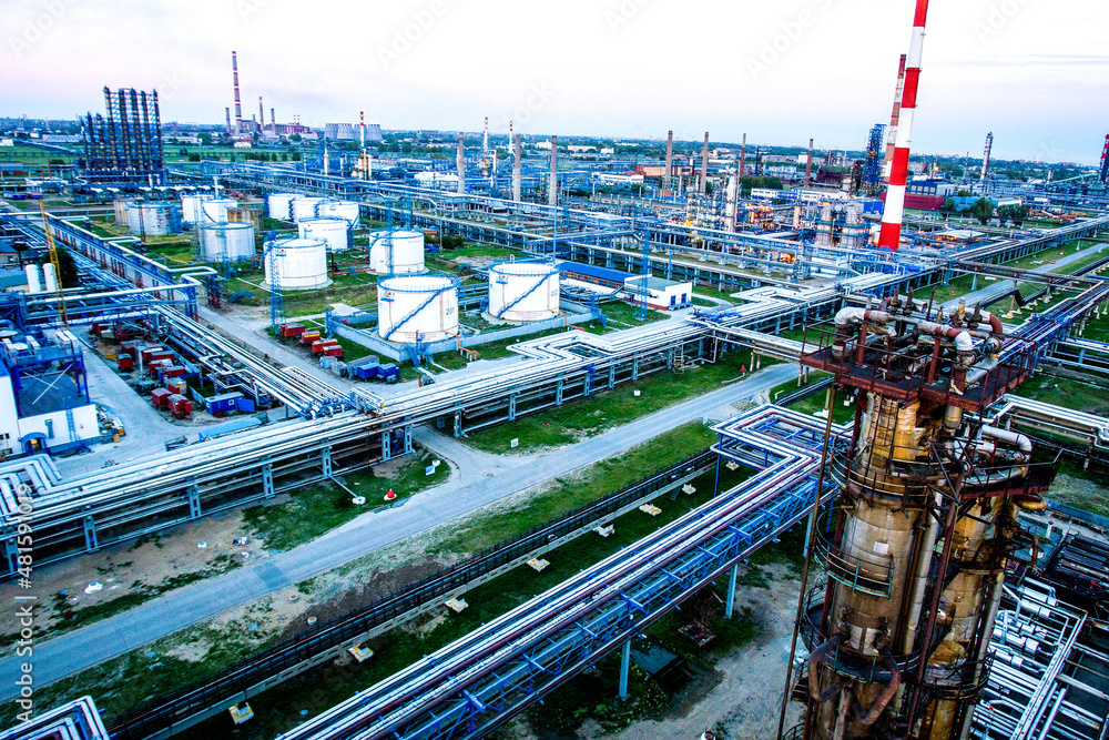 炼油厂管道和建筑-大型工厂景观