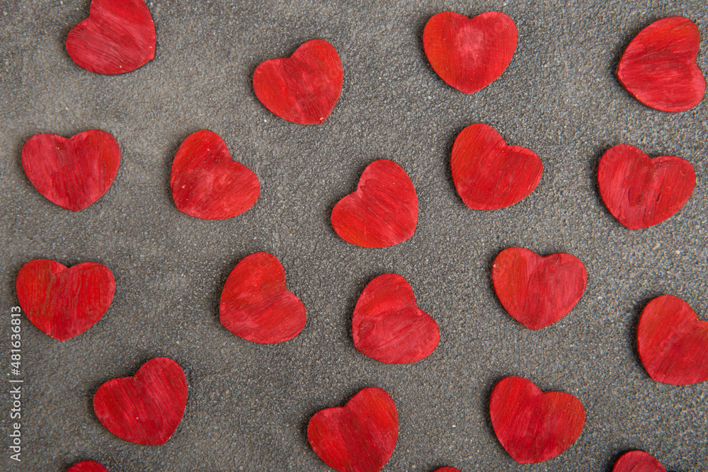 情人节问候概念。小红色木制心形图案。情人节问候