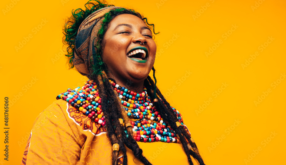 穿着非洲传统服装开怀大笑的少数民族妇女