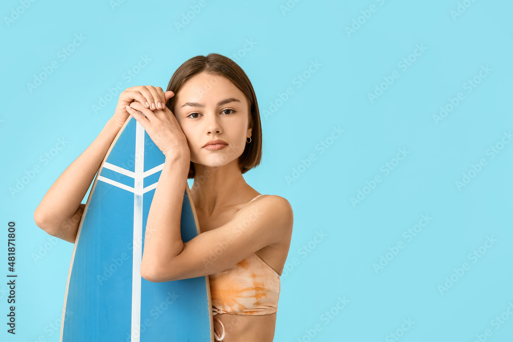 美丽的年轻女子，彩色背景冲浪板
