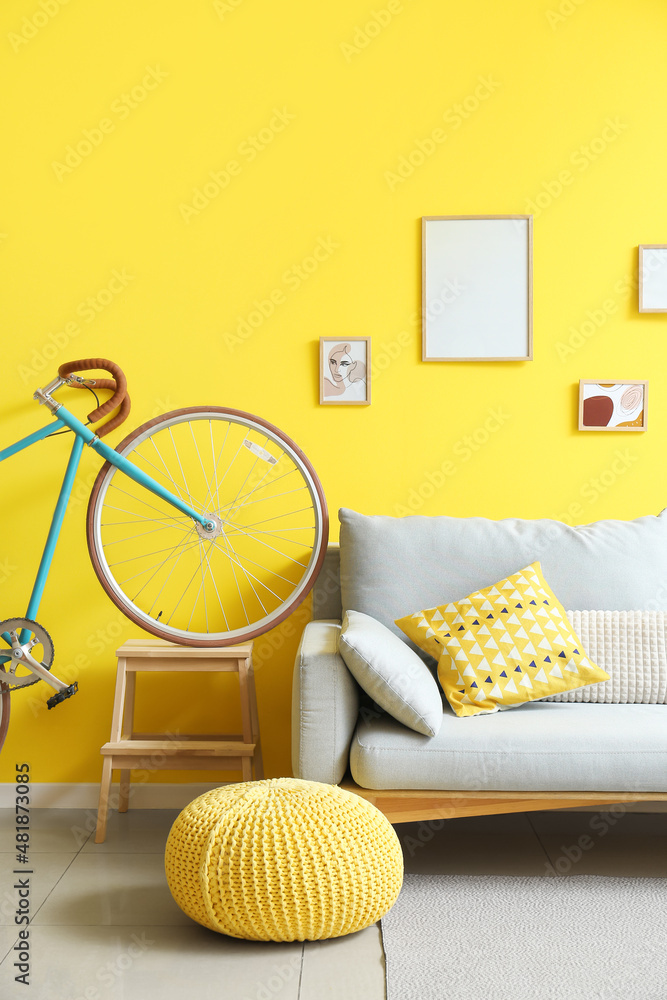 带沙发和自行车的现代房间内部