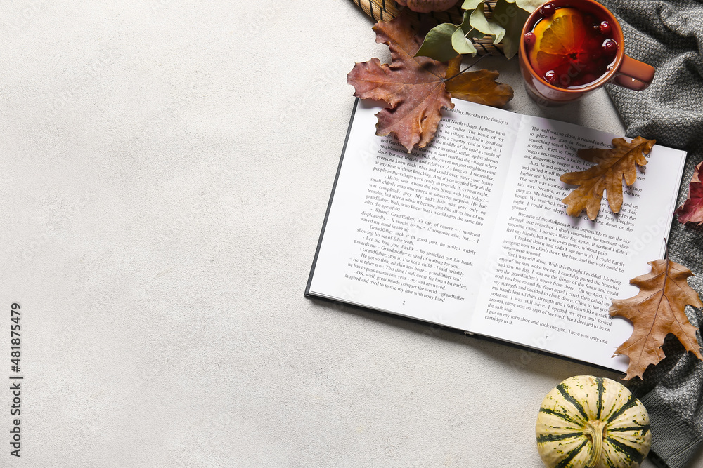 书籍、一杯茶和浅色背景的秋季装饰