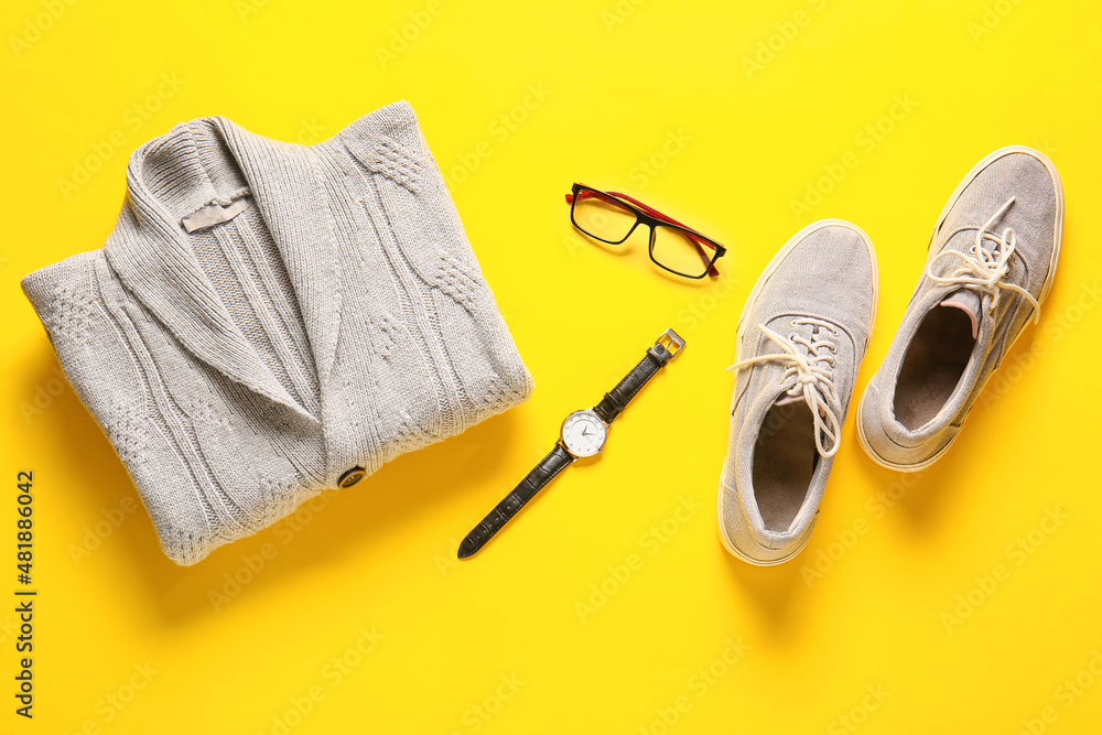 黄色背景的男性毛衣、鞋子、手表和眼镜