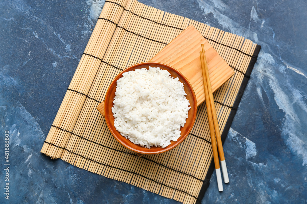 蓝底美味的米饭和筷子碗