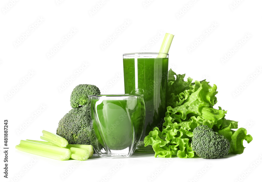 一杯健康的绿色果汁和白底新鲜蔬菜