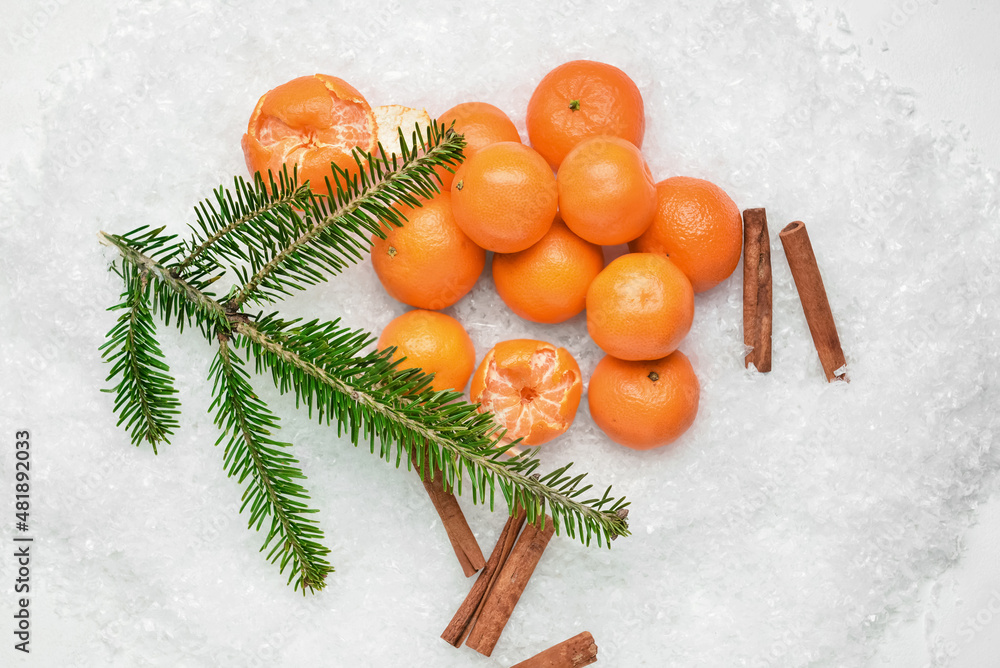 美味的橘子和雪上的雪