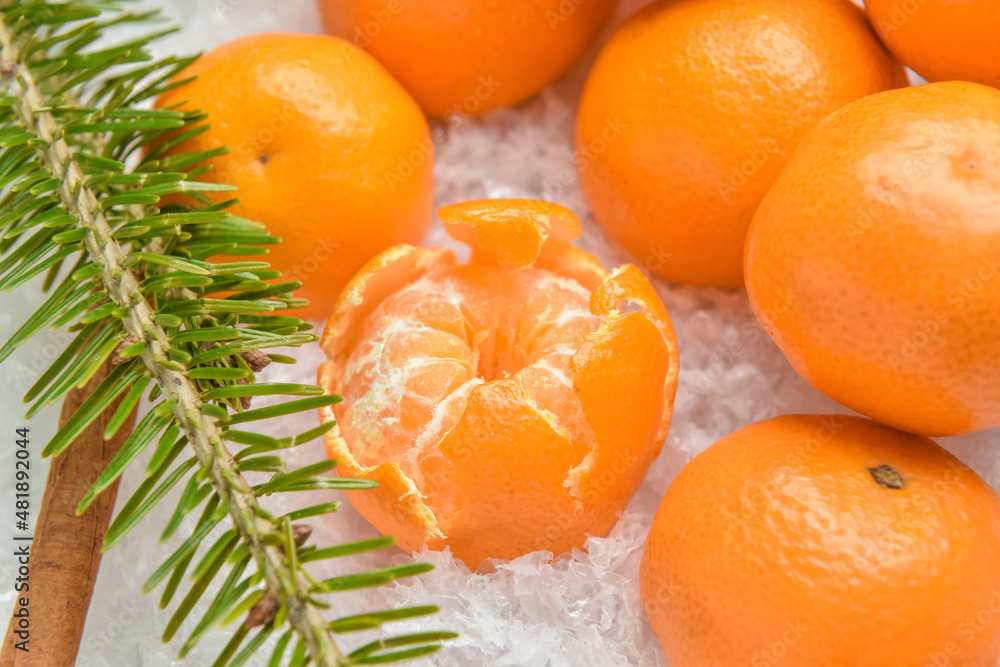 桌上有美味的橘子和雪，特写