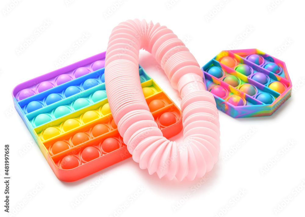 白色背景下的彩色Pop Tube和Pop-it坐立不安的玩具