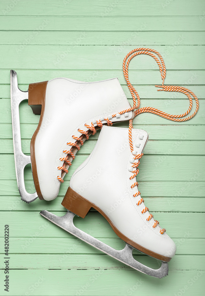 彩色木制背景上的溜冰鞋