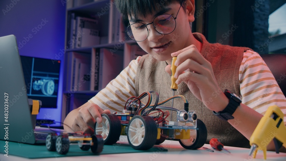 亚洲青少年在家做Arduino机器人家庭作业项目