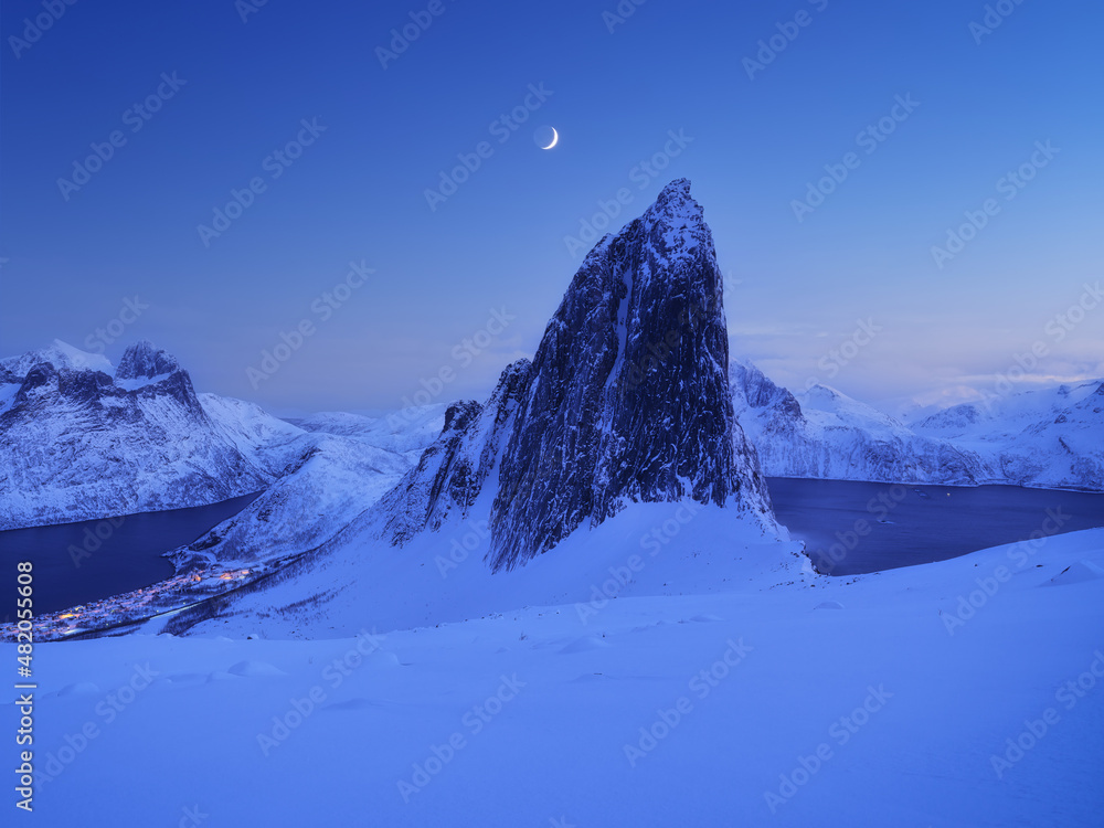 挪威森贾岛塞格拉山。冬季的高山。冬季景观。挪威t