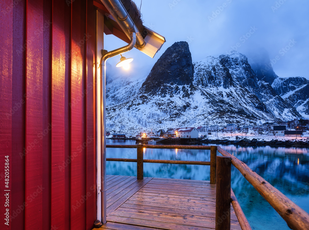 挪威罗弗敦群岛的房屋景观。蓝色时间的冬季景观。Mountai