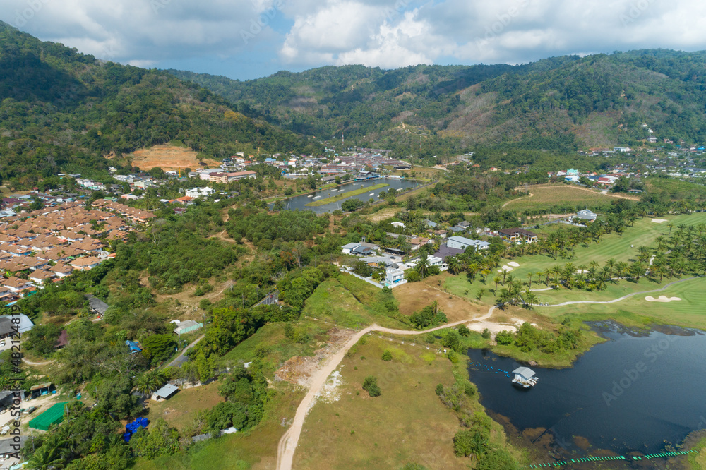无人机拍摄的泰国普吉岛Kathu区鸟瞰图高角度视图