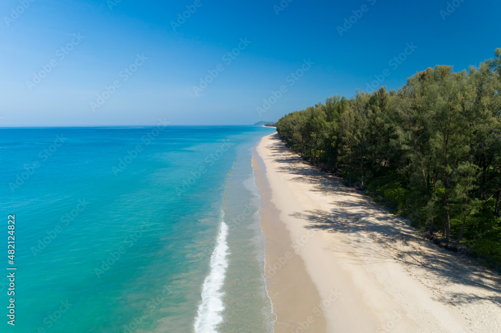 泰国海滩附近一排排松树的热带海洋无人机鸟瞰图，太美了