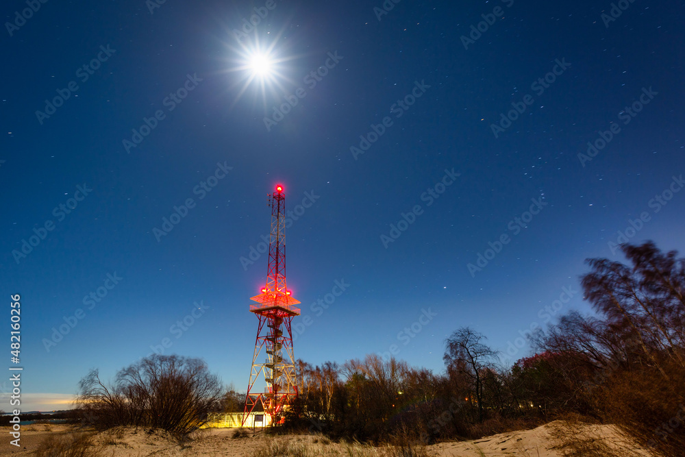 波罗的海海滩上的电信塔，满月。波兰格但斯克