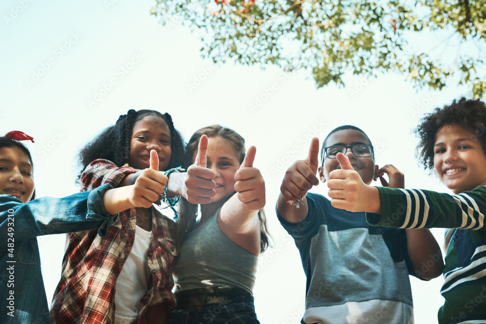 到目前为止，我们最喜欢的夏令营。一群青少年在夏令营中竖起大拇指的照片。