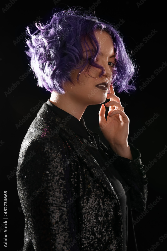 美丽的年轻女子，黑底紫罗兰色头发。非常危险——2022年的颜色