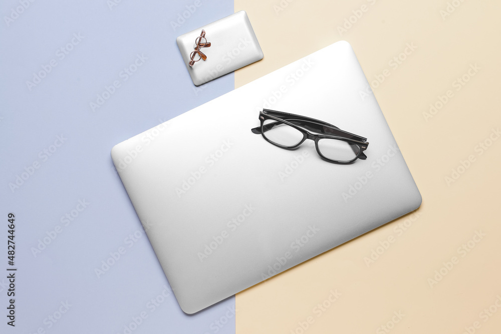 彩色背景带眼镜的大小笔记本电脑
