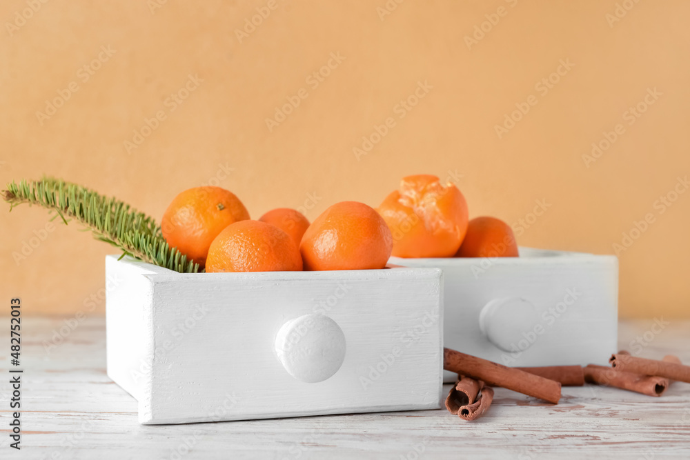 桌上有美味橘子的木箱