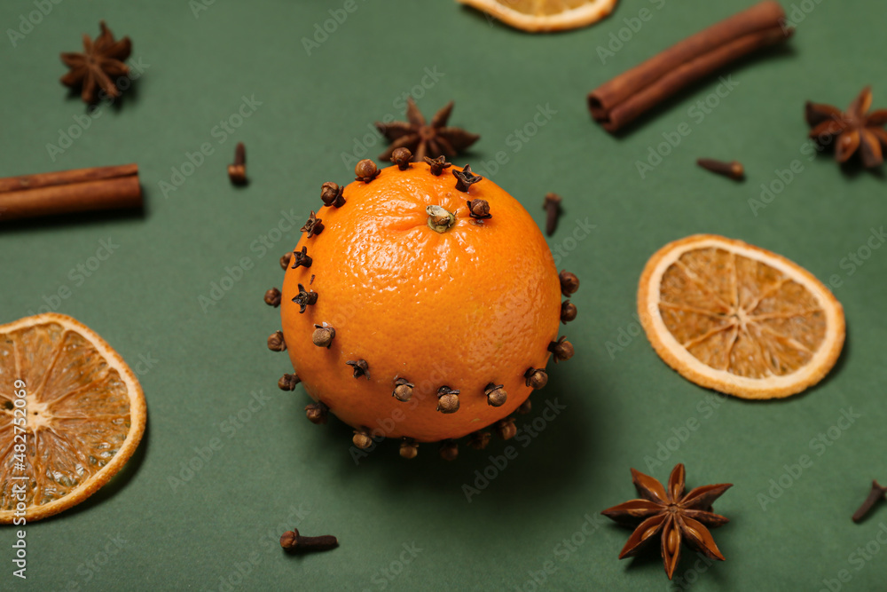 绿色背景下带有丁香的柑橘手工圣诞装饰，特写