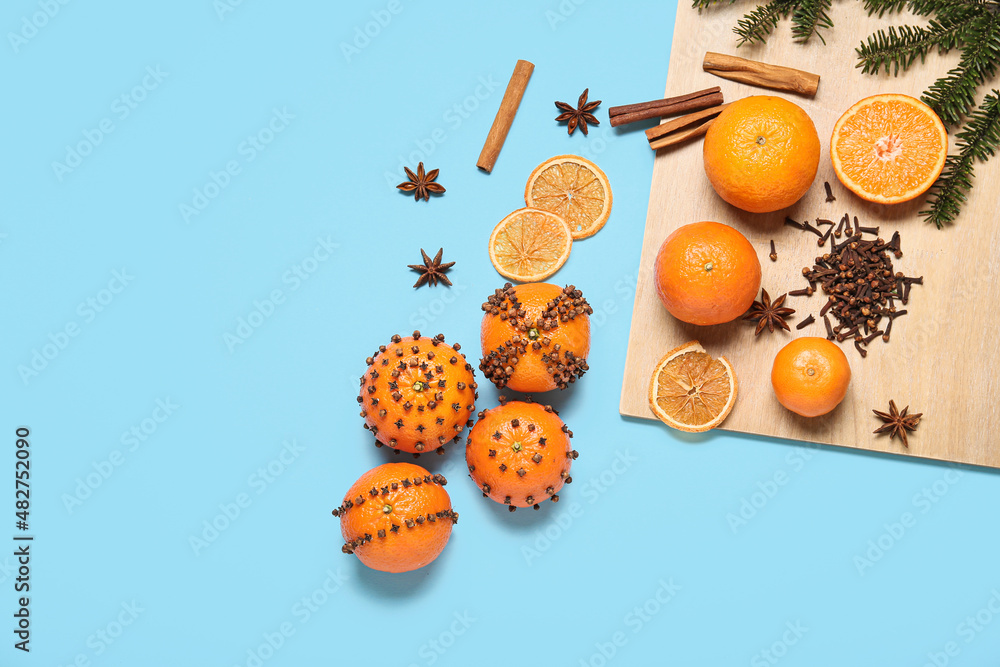 手工制作的圣诞装饰品，由橙色和蓝色背景的丁香制成