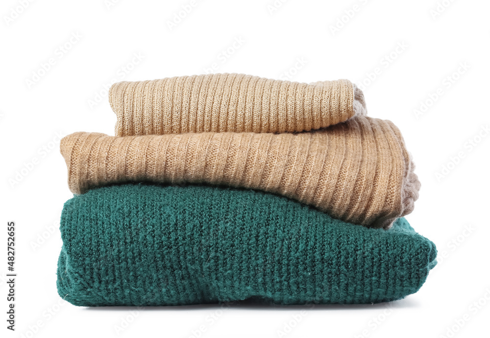 一堆白色背景的保暖针织毛衣