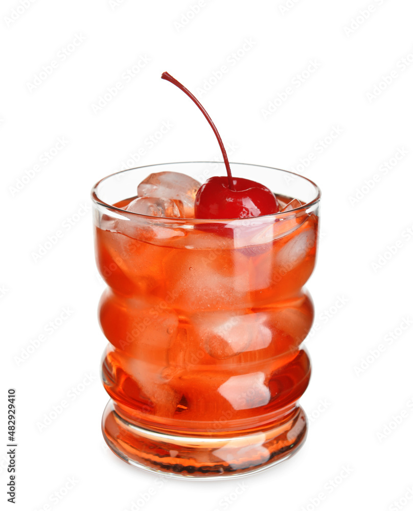 一杯曼哈顿鸡尾酒，白底樱桃和冰块