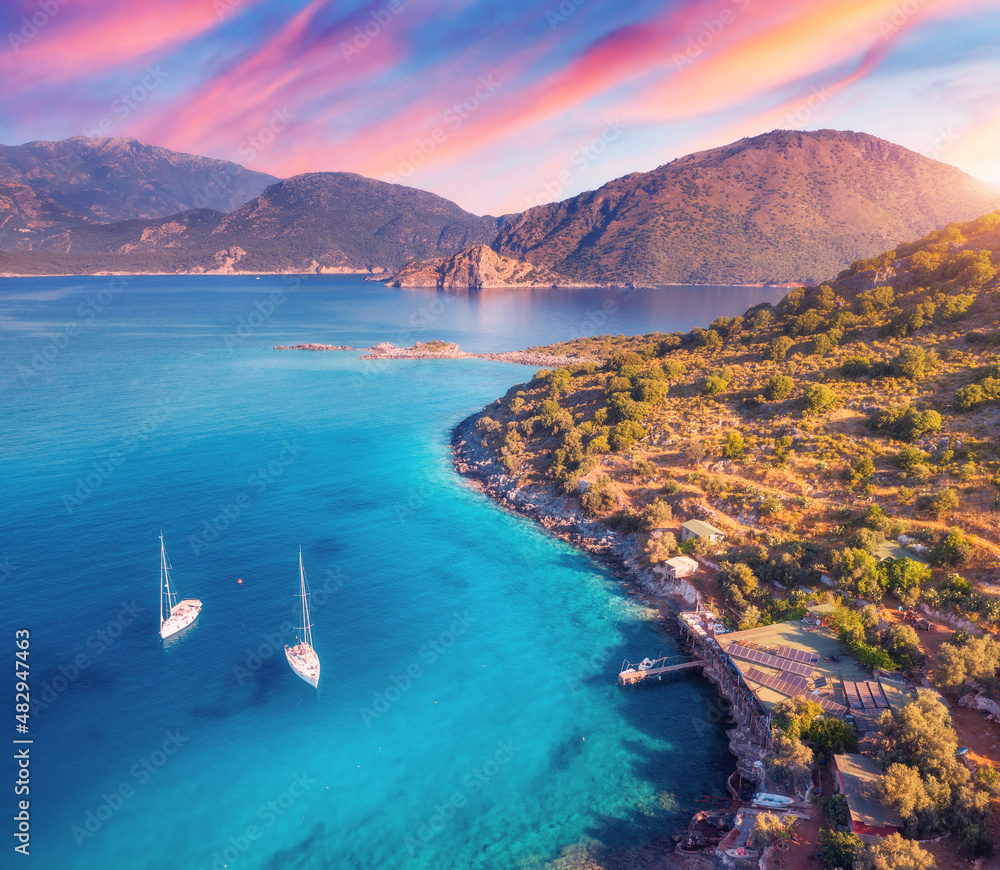土耳其夏季日落时海上美丽游艇的鸟瞰图。豪华酒店俯视图