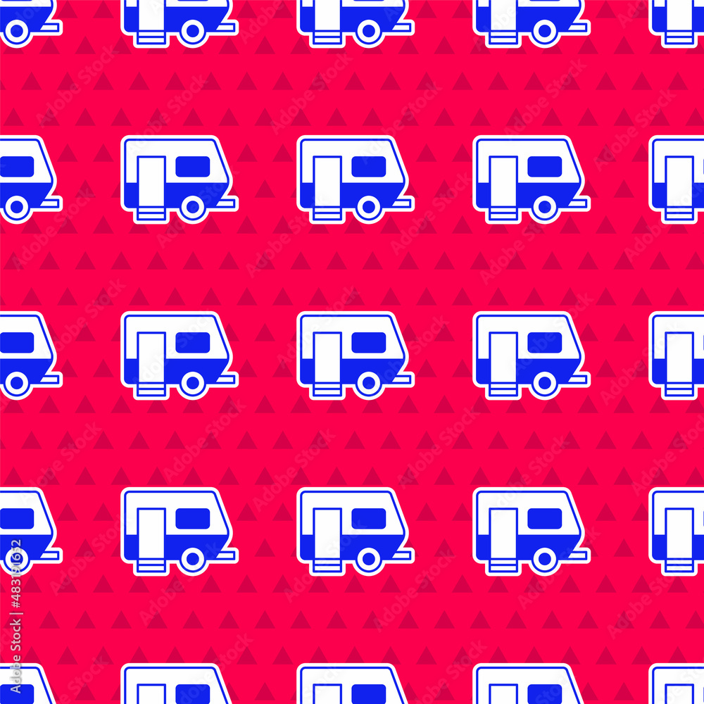 蓝色房车露营拖车图标红色背景上的隔离无缝图案。旅行移动房屋，卡拉瓦