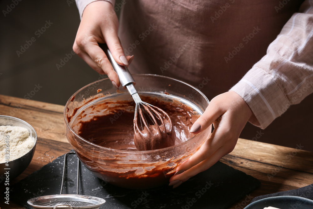 女人在厨房餐桌上准备巧克力布朗尼，特写镜头