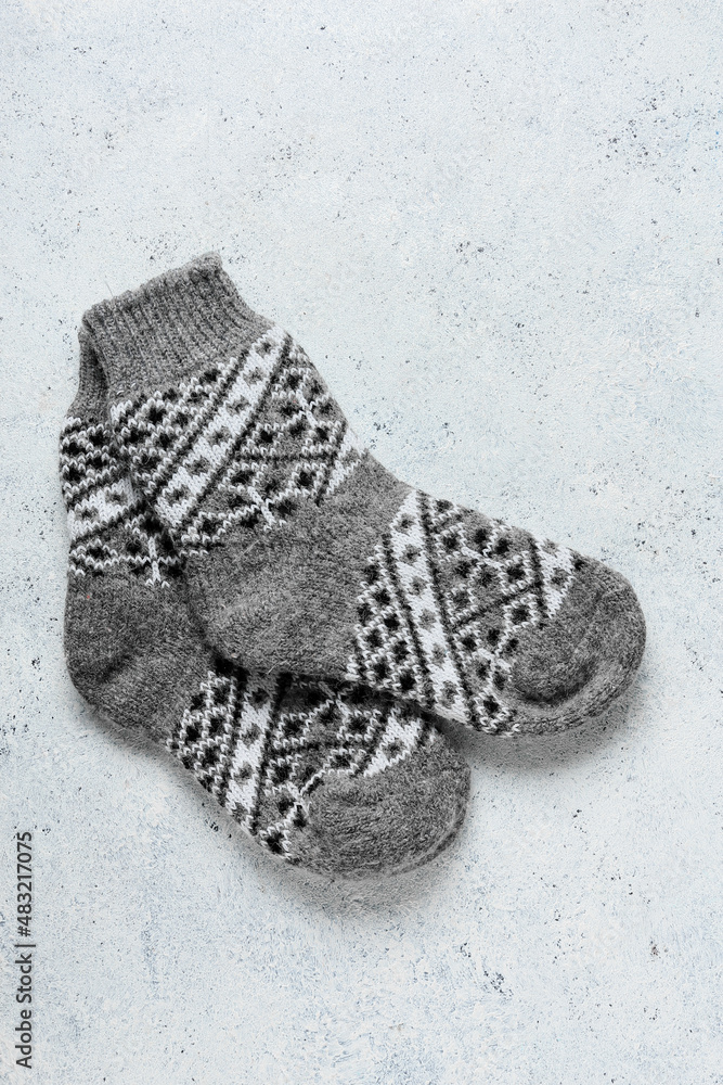 一双浅色背景的保暖袜子