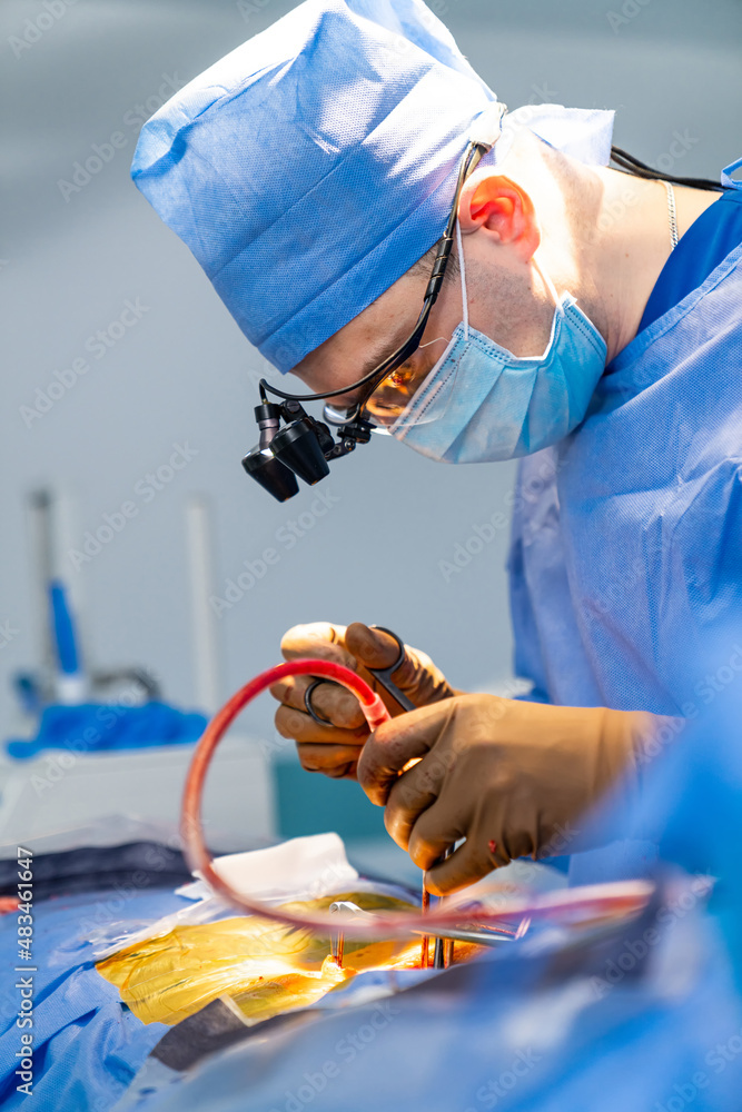 神经外科医生正在使用医疗机器人手术机进行手术。微创手动控制