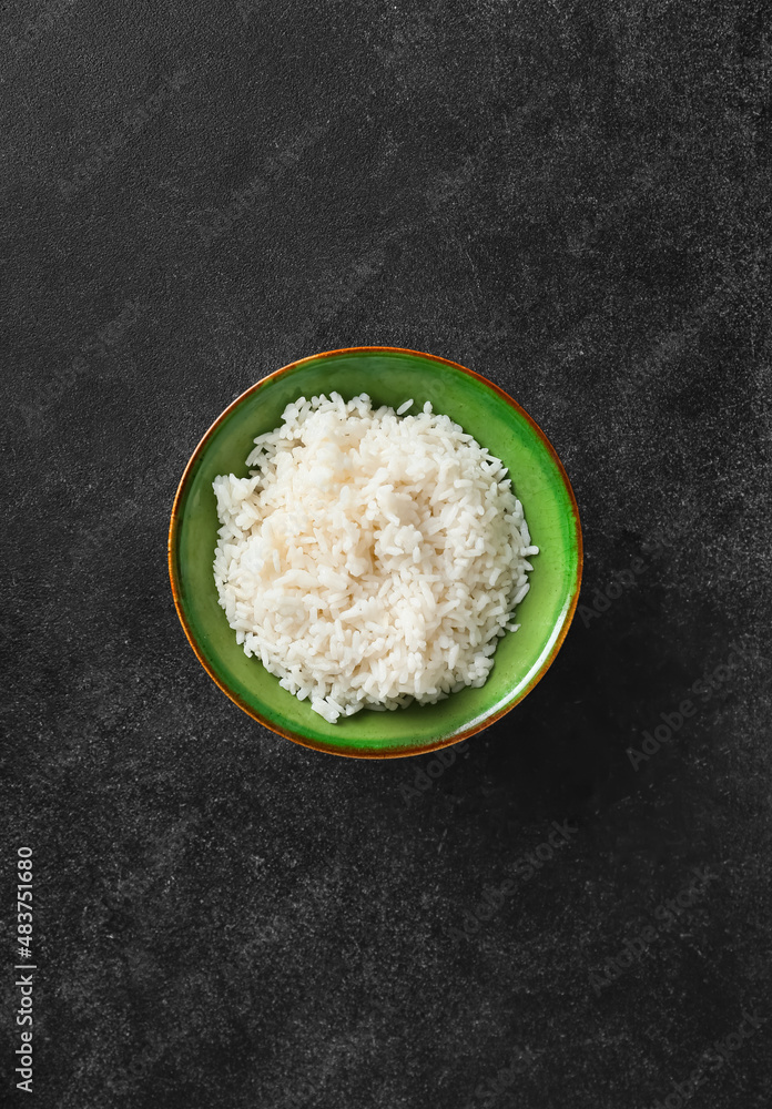 深色背景下的美味煮米饭碗