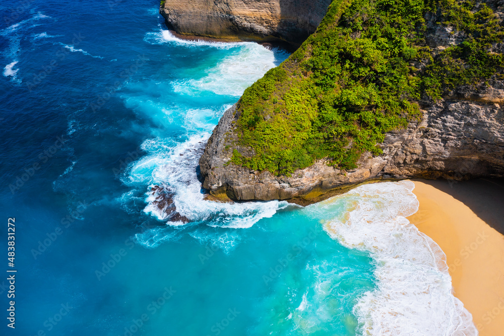 俯视时以波浪和岩石为背景。俯视时以蓝色水为背景。夏季海景