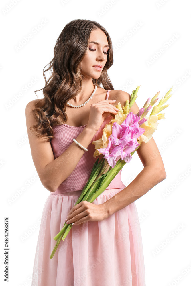 优雅的女人，戴着时尚的珠宝，手里拿着一束白底唐菖蒲花