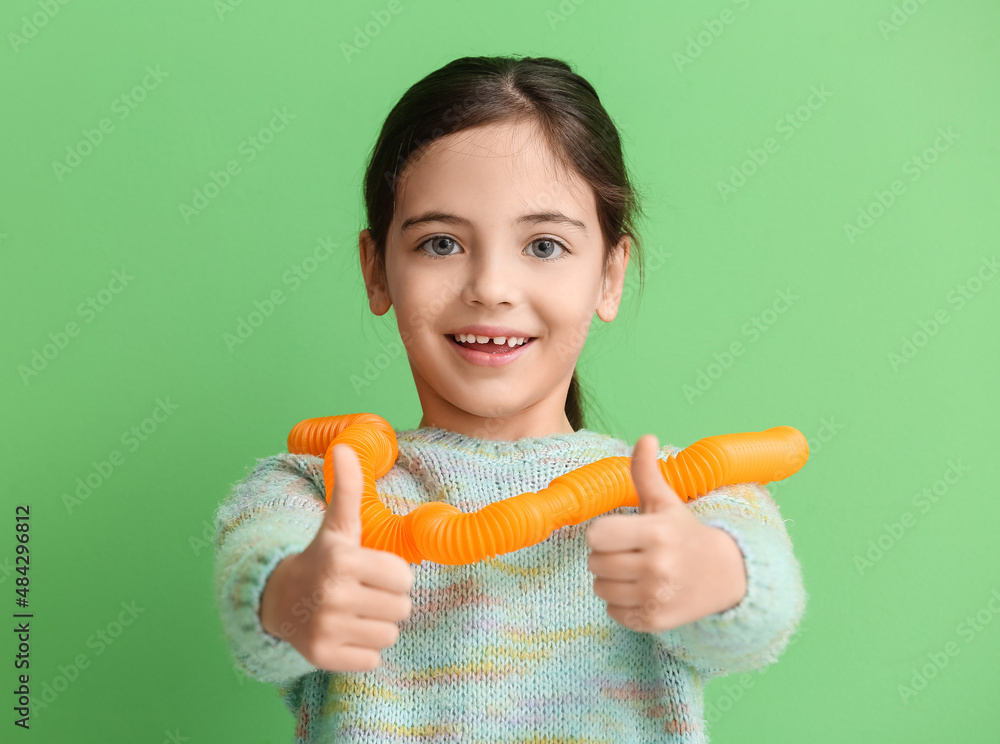 橙色Pop Tube小女孩在绿色背景上竖起大拇指