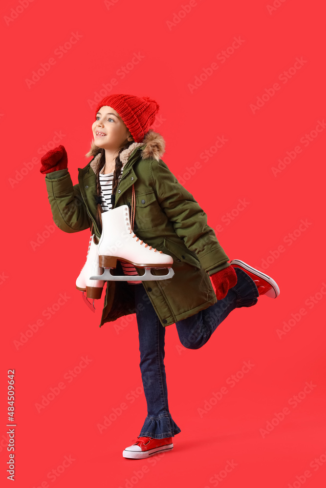 有趣的小女孩穿着彩色背景的溜冰鞋