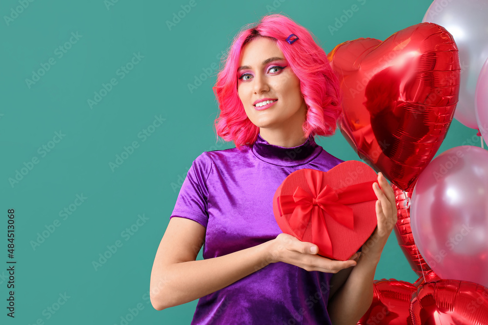 有着明亮头发、礼物和彩色气球的时尚女性。情人节庆祝活动