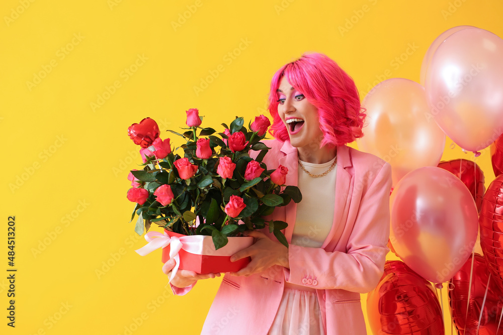 兴奋的女人，明亮的头发，一束鲜花和彩色背景的气球。情人节