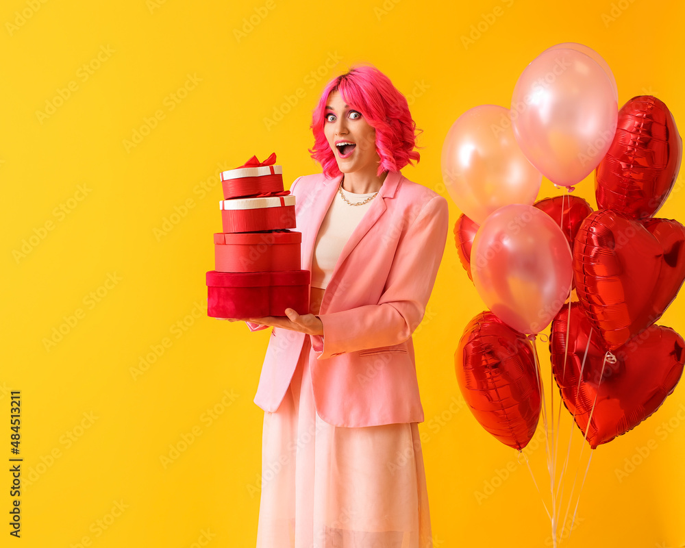 一个有着明亮头发、礼物和彩色气球的惊喜女人。情人节名人