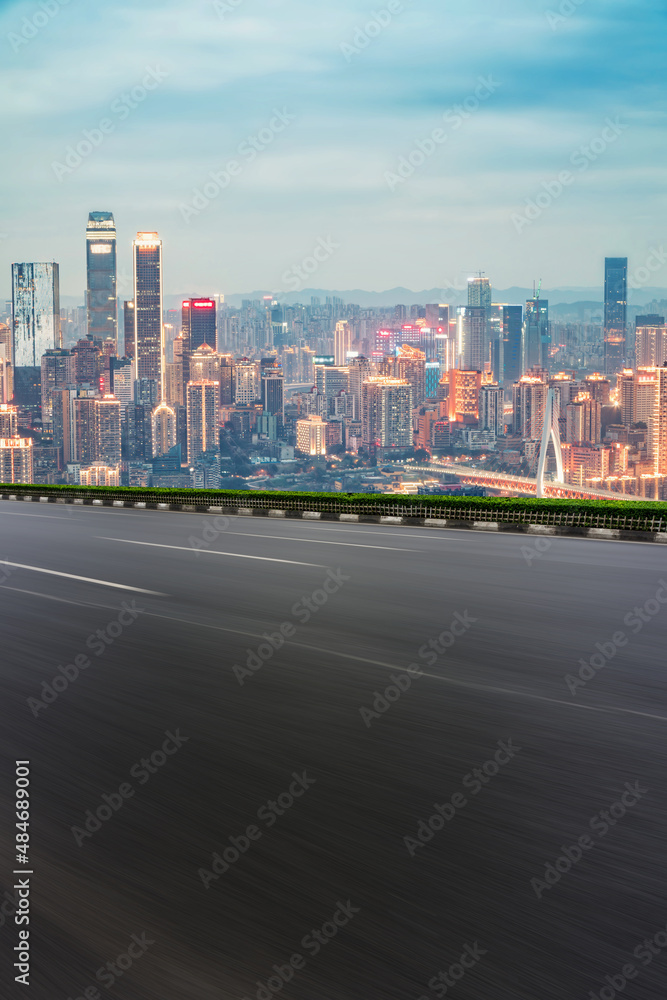 高速公路天际线和金融区现代建筑