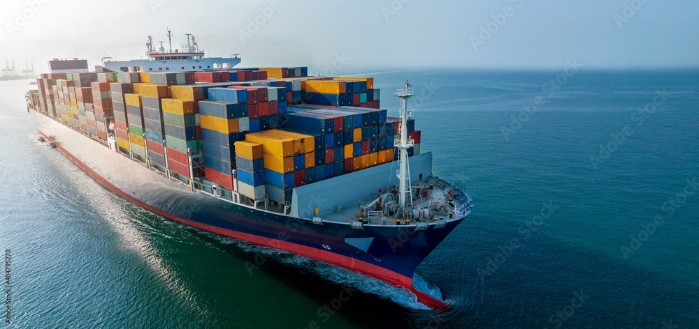 装载集装箱并向海关出口货场港口行驶的货船的鸟瞰图