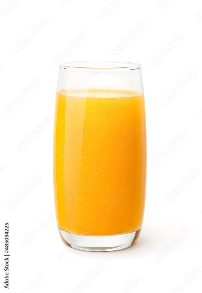 一杯100%橙汁，带囊状物。白色背景上的隔离物。剪切路径。